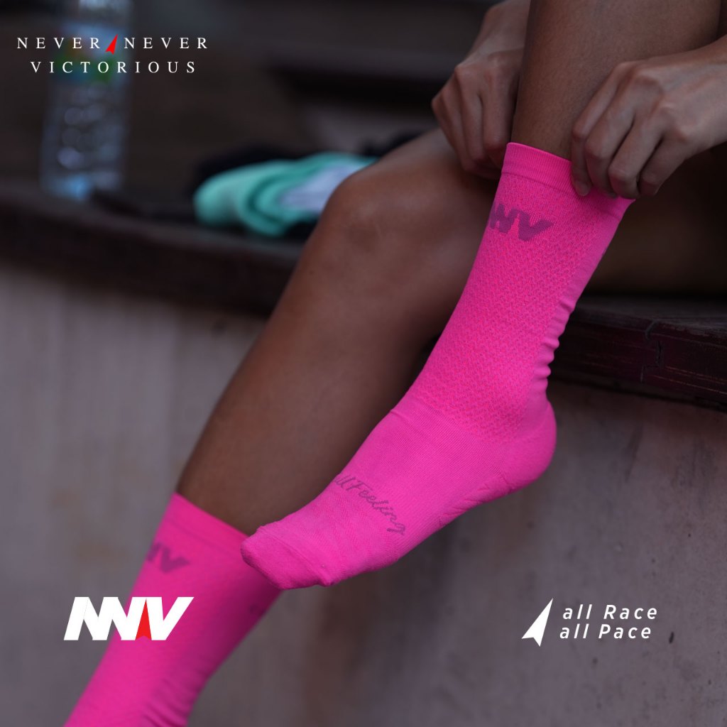 NNV Running Socks / ถุงเท้าไร้ตะเข็บสำหรับวิ่งระยะมาราธอน / ถุงเท้าข้อยาว