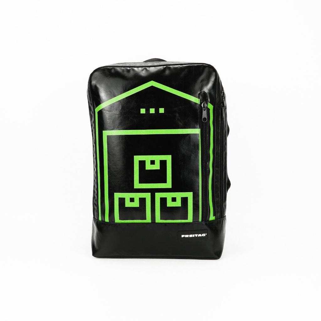 FREITAG F306 HAZZARD  ผ้าดำ ช่องใส่ของสีครีม ด้านหน้าสกรีนลายบ้านลายเส้นสีเขียวกลางใบแบบพอดีมาก