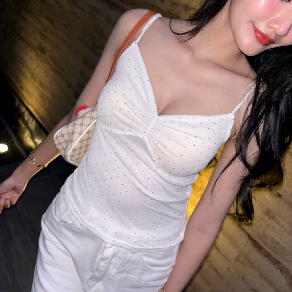 Lucy top เสื้อสายเดี่ยวผ้ายืดกากเพชรจีบอกมีผ้าซับในเซ็กซี่เล็กน้อย