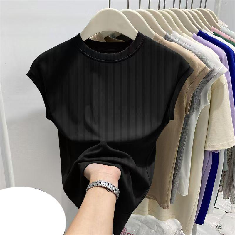 เสื้อทีหญิงคอกลมแขนสั้นสีดำ มีหลายสีให้เลือก ดีไซน์กระชับสัดส่วนและใส่สบาย ผลิตจากผ้าทอคุณภาพสูง พร้อมดีเทลแขนสั้นพลิ้ว