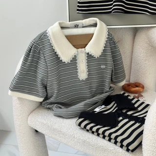 SISSY : เสื้อโปโลแขนสั้น (XS-XXL) คอบัวแต่งขอบลูกไม้ แขนตุ๊กตา ปักอะไหล่โลโก้เงิน ผ้าถัก ใส่สบาย