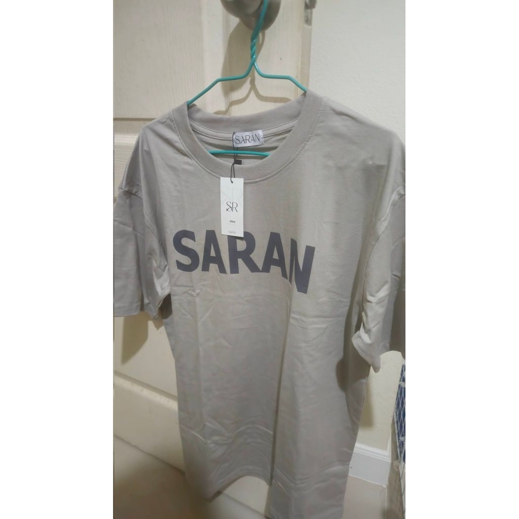 เสื้อยืดคอกลม Saran สีเทา