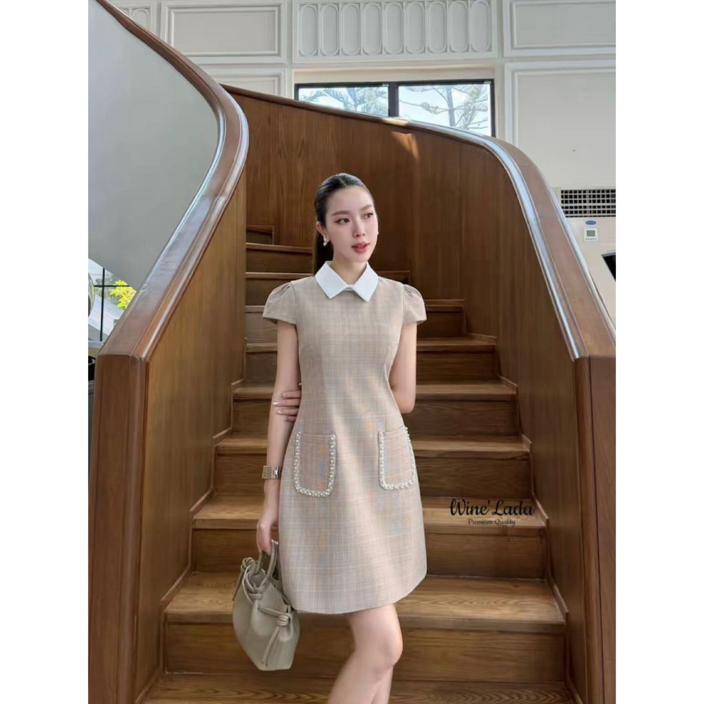 🌟 เดรสผ้าลายสกอตมีคอปก แต่งกระเป๋าด้านหน้าทั้งสองข้าง (wine’lada)🌟