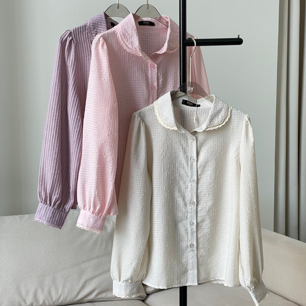 SISSY : เสื้อเชิ้ตแขนยาวคอบัวลูกไม้  (S-XXL) ผ้าชีฟอง 3D ลายตาราง ดีไซน์น่ารัก แต่งลูกไม้ปลายแขน
