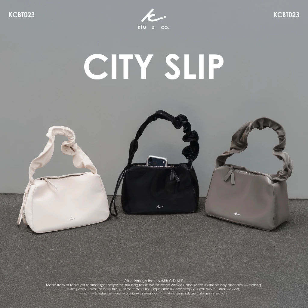 KIM&CO. ORIGINAL – CITY SLIP (KCBT023) กระเป๋าสะพายมินิมอลสำหรับชีวิตในเมือง กันน้ำ เบา คงรูปสวย สายรูดปรับได้