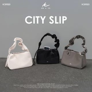 KIM&CO. ORIGINAL – CITY SLIP (KCBT023) กระเป๋าสะพายมินิมอลสำหรับชีวิตในเมือง กันน้ำ เบา คงรูปสวย สายรูดปรับได้