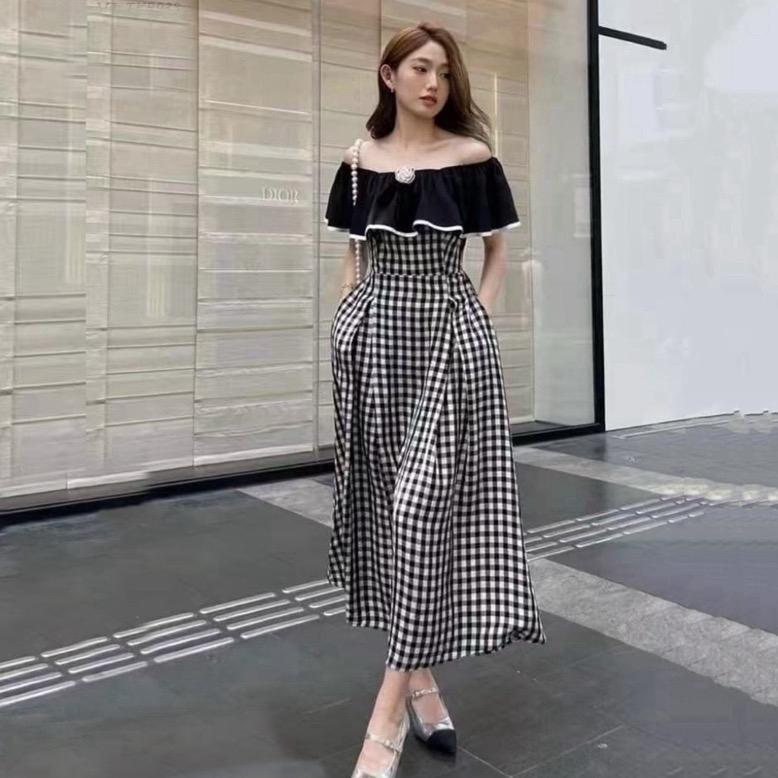 [LISA] A1281 ชุดเดรสกระโปรงยาวปาดไหล่ลายตารางดีเทลแต่งเข็มกลัดโบว์ดอกไม้ สวยน่ารักมากหวานละมุน ใส่เที่ยว คาเฟ่ ดินเนอร์