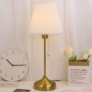 โคมไฟตั้งโต๊ะผ้าพลีทสไตล์อังกฤษ IKEA เติมแสงนวลอุ่นให้มุมโปรดของบ้าน ด้วยโคมไฟตั้งโต๊ะดีไซน์คลาสสิก