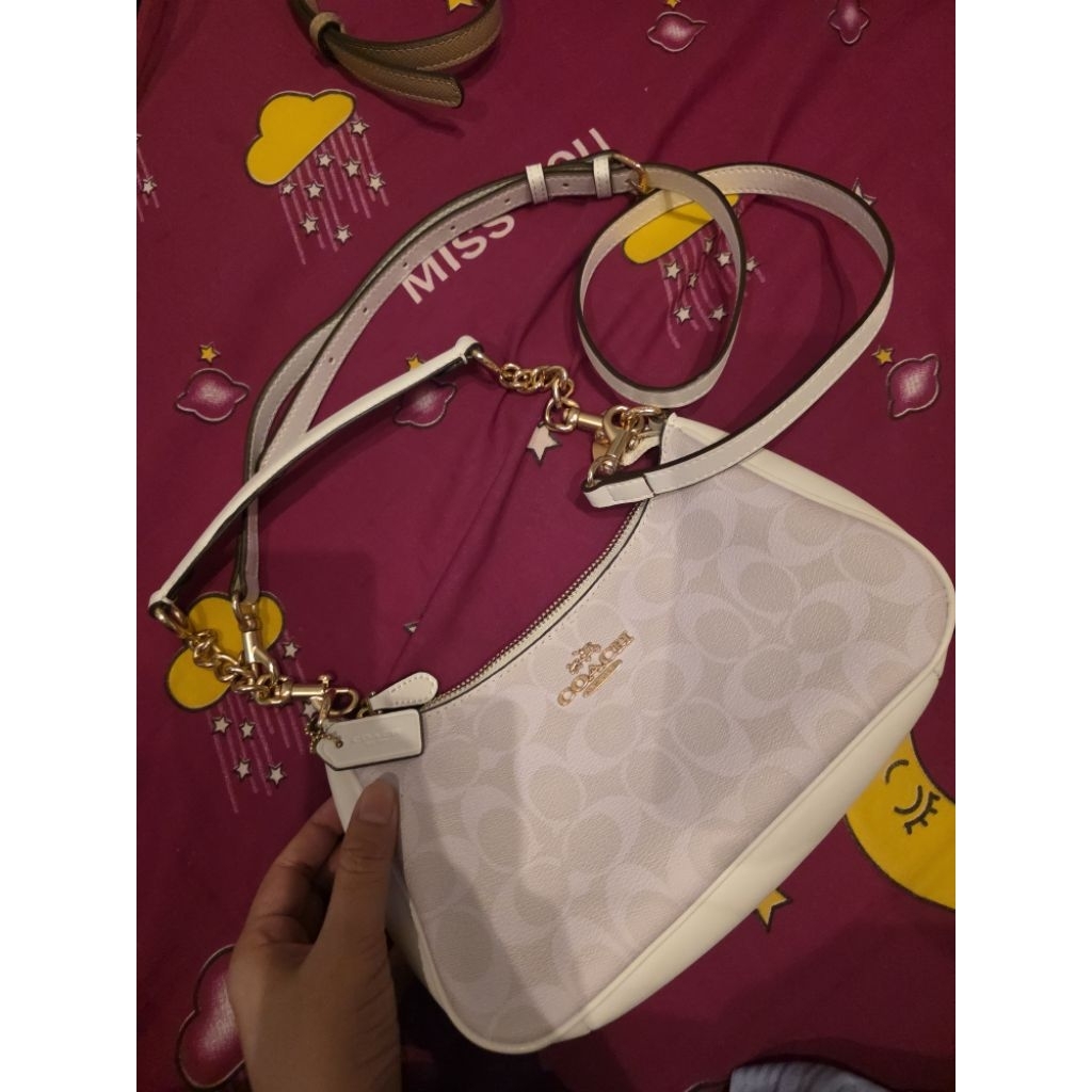 กระเป๋าสะพายข้าง Coach ดีไซน์ทันสมัย รุ่น CA548