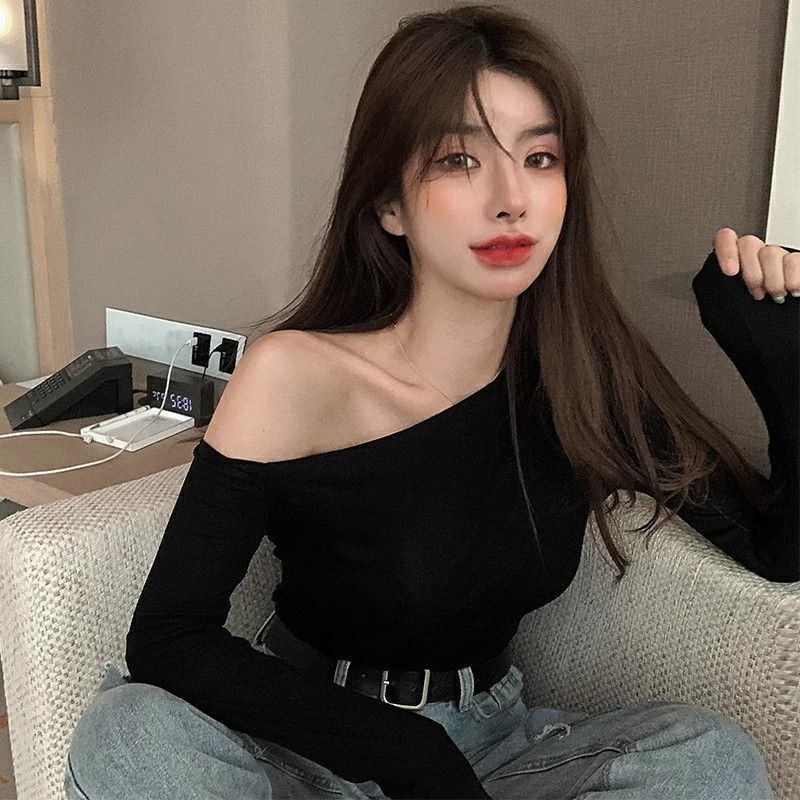 เสื้อแขนกุดสีดำทรงเข้ารูปช่วงกระดูกไหปลาร้า สไตล์สาวเซ็กซี่ สวมเสื้อยืดแขนยาวไว้ด้านใน เป็นเสื้อซับในทรงเข้ารูปช่วงไหล่เ