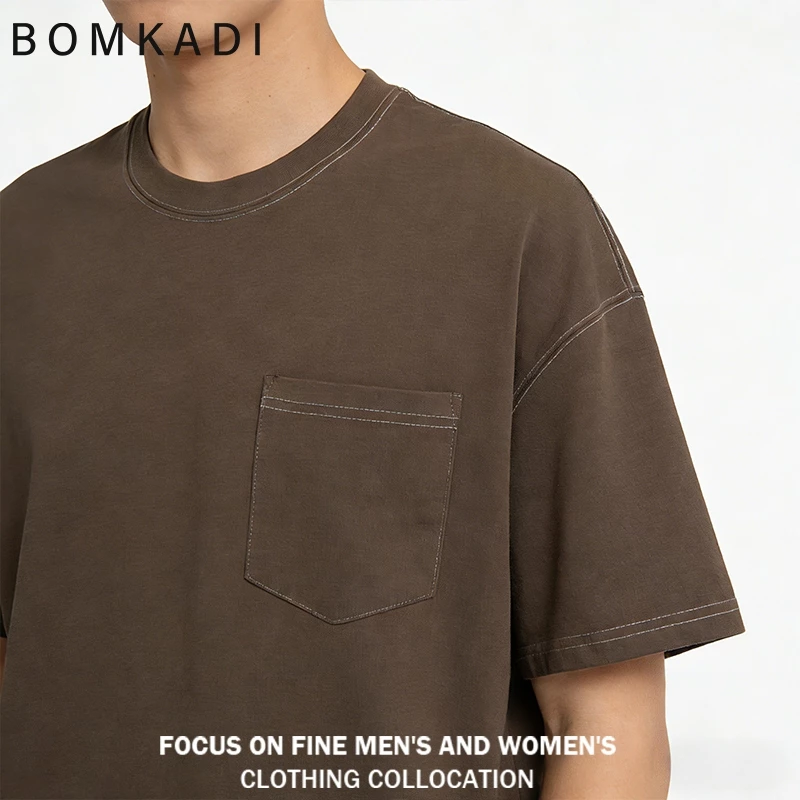 เสื้อยืดแขนสั้นผู้ชาย เสื้อยืดมีกระเป๋าOversized เส้นที่ตัดกัน ผ้าหนายับยากรีดง่าย เสื้อยืดทรงหลวม ดีไซน์คลาสสิค เสื้อยื