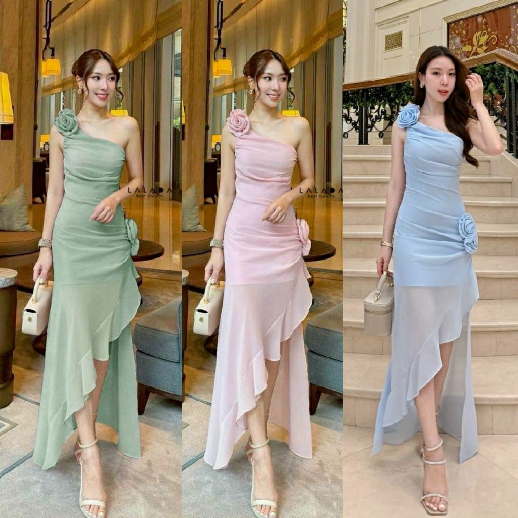 (XS-L) LALADA 📣พร้อมส่งเดรสไหล่เฉียงแต่งดอกไม้ที่ไหล่และสะโพกชายกระโปรงแต่งระบายสีสวยออร่าขับผิวเดรสออกงาน