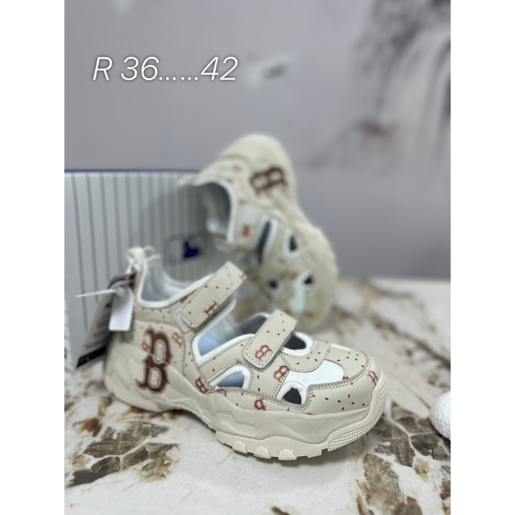 ใหม่ 🔥พร้อมกล่อง📦📦รองเท้า ผ้าใบมี4แบบ ะสวยมากเลยค่ะลูกค้า รบกวนทักก่อนสั่งซื้อนะคะ