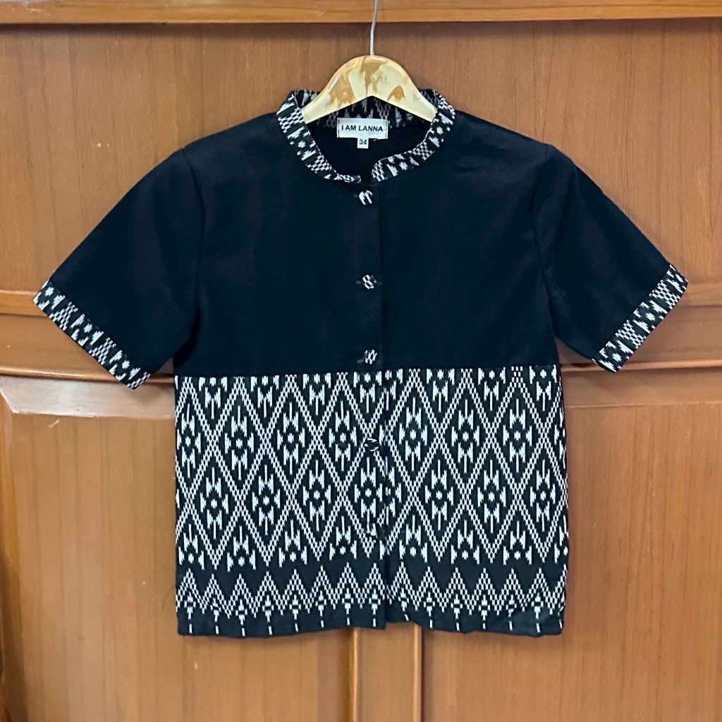 เสื้อคอจีนกระดุมหน้า ทูโทนลายดอกรัก