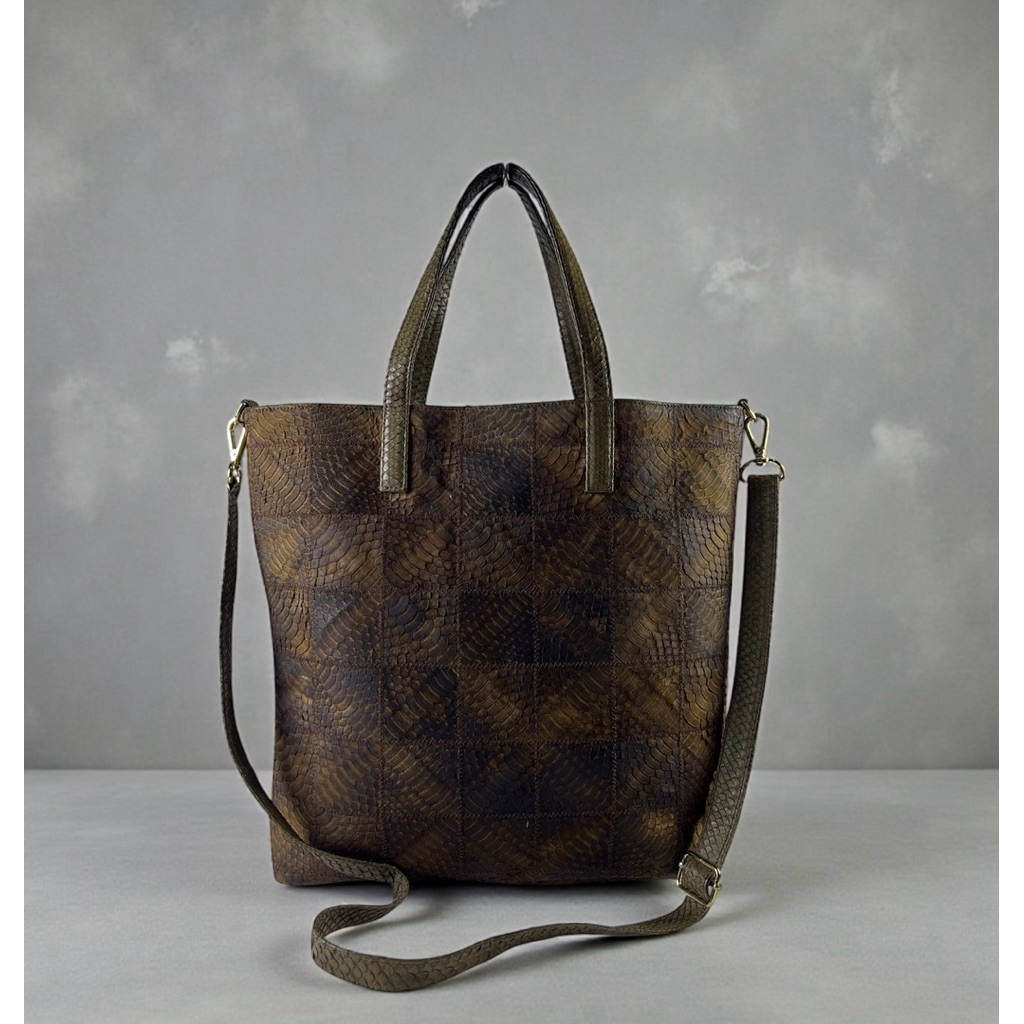 กระเป๋าสะพายหนังงู🐍แท้ สองเม็ดเลยค่ะ YLS Leather แบรนด์แท้ งานต่อสไตล์วินเทจ สภาพสวยมาก ขนาด 12 × 13