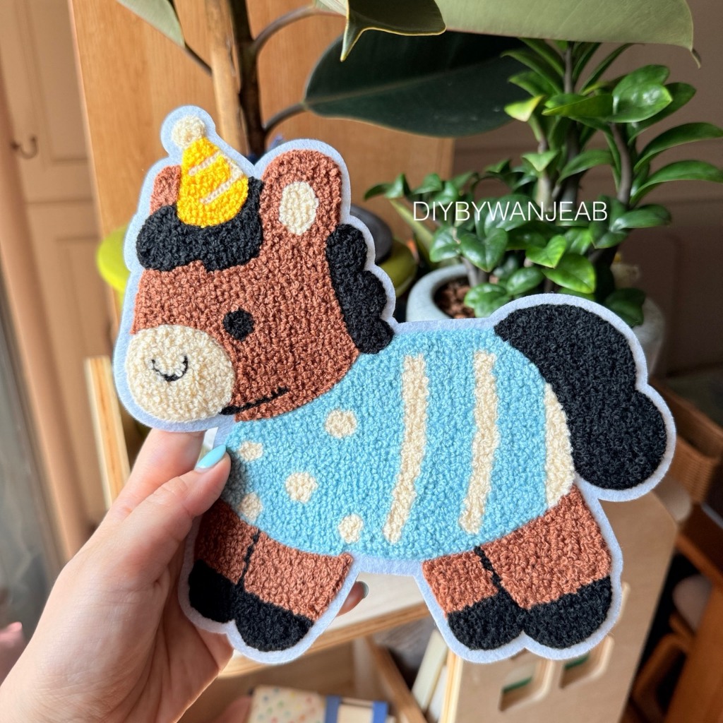 ตัวปักขนปุย ปีม้า ปีมะเมีย pony รีดหรือเย็บกับวัสดุที่เป็นผ้าได้หลากชนิดหรือนำไปเย็บ ซ่อมเสื้อผ้า งานปัก/หมวก/กระเป๋า ราคา ถูกที่สุด ดีลบีเคเค แกลเลอรีภาพที่ 3