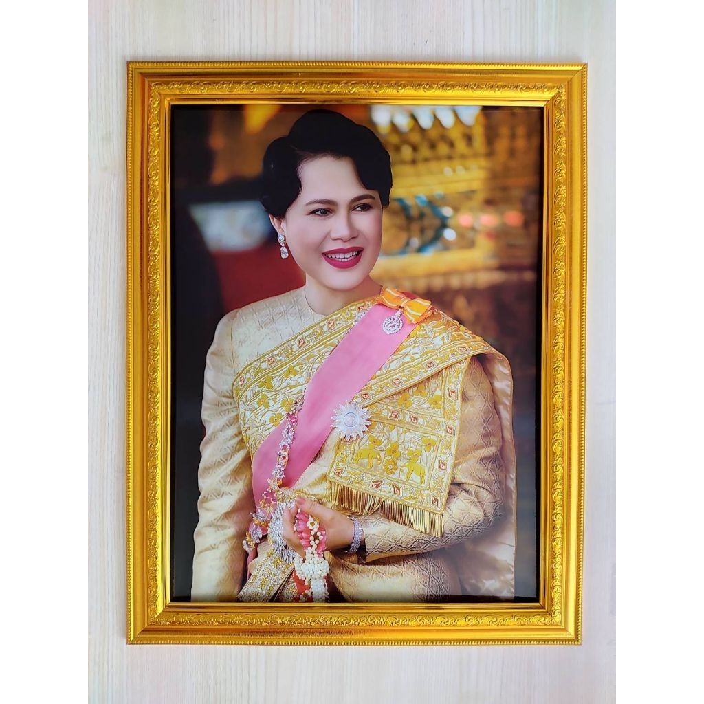 Mongkolframeshop กรอบรูปมงคล  ภาพพระพันปีหลวง พร้อมกระจกหนา 2 มม. ภาพขนาด 15×20นิ้ว นิ้ว ขนาดรวมกรอบ 18×23 นิ้ว แขวนได้