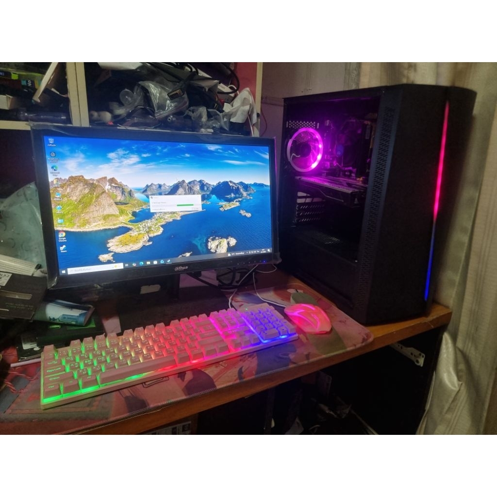 คอมเล่นเกมตัดต่อ  intel i7 16 GB SSD RX 470 4GB