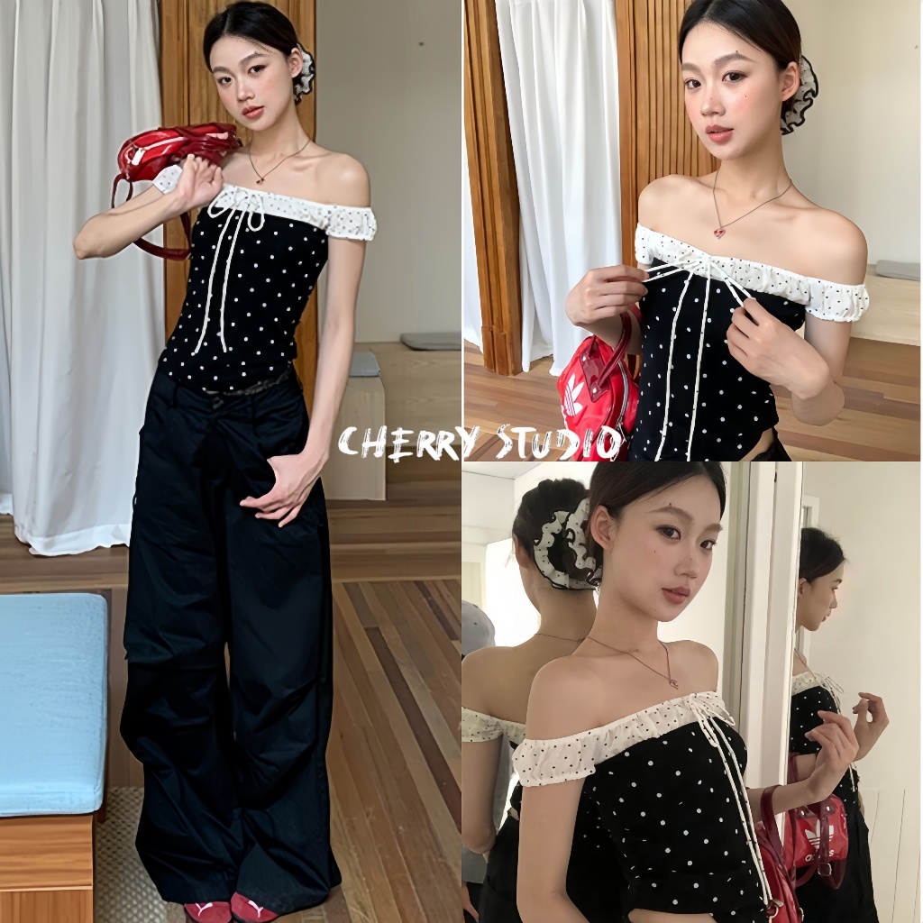 Cherry พร้อมส่ง✨เสื้อครอปแขนระบาย สไตล์เกาหลีหวานละมุน เสื้อยืดปาดไหล่โชว์ผิวสวย ลายจุดน่ารัก ผูกเชือกปรับระดับได้