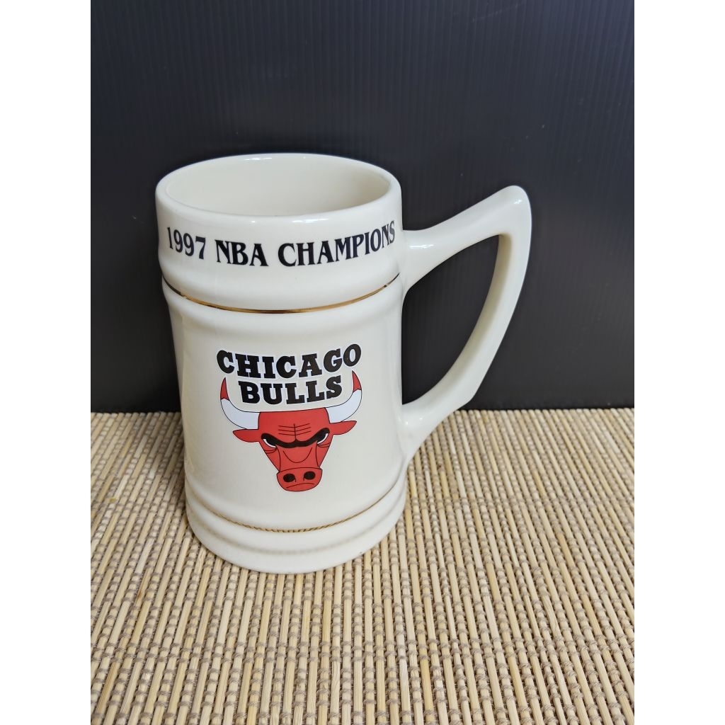 แก้วเบียร์เซรามิก (ceramic stein) ที่ระลึกแชมป์ NBA ปี 1997 ของทีม Chicago Bulls
