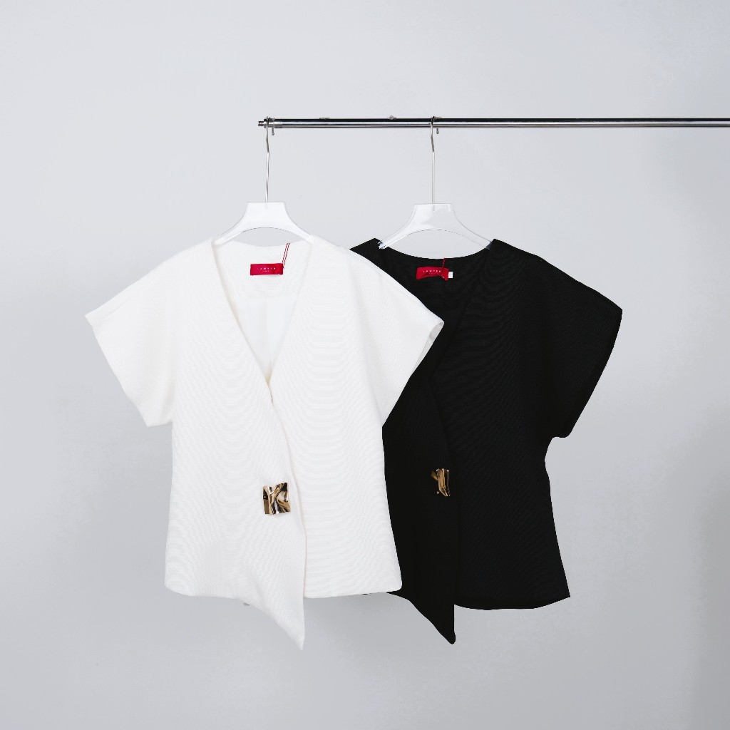 Lawyer Store [5301705-1] เสื้อคอวี แต่งอะไหล่เข็มกลัดทอง งานผ้าทวิต มีซับใน เนื้อผ้าตัดสูทอัดกาว อยู่ทรง  เสื้อคอปก