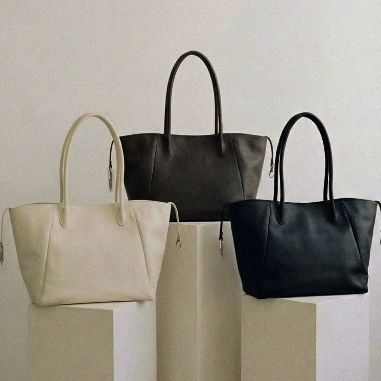 CAPRI Universal Tote กระเป๋าทรง Tote หนังวัวแท้ 100% พร้อมสายกลัดสามารถปรับเปลี่ยนทรงได้ สีขาวครีม, สีน้ำตาลเข้ม, สีดำ
