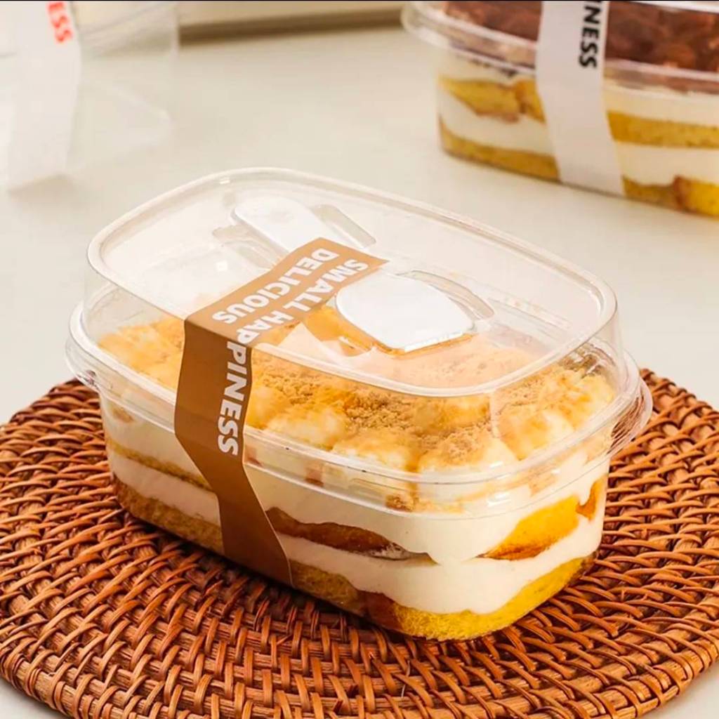 กล่องเค้กพลาสติกใสผืนผ้า+ฝาปิดทรงสูงพร้อมช้อนสีขาว (W092) ความจุ 300 ml แพค 25/50/100 ชุด