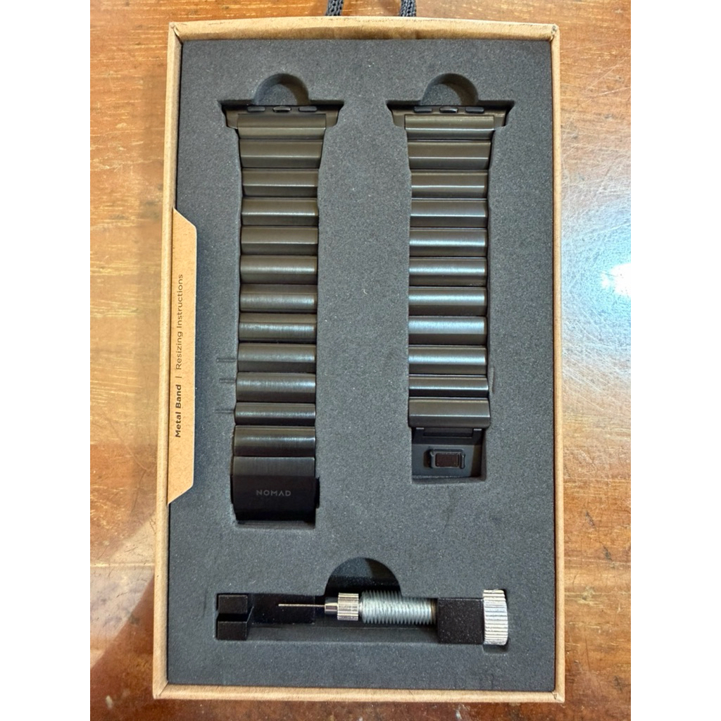 สาย Nomad Titanium  Band สีดำ สำหรับ Apple Watch 44,45,46,และ49 mm มือ 2 สภาพใหม่