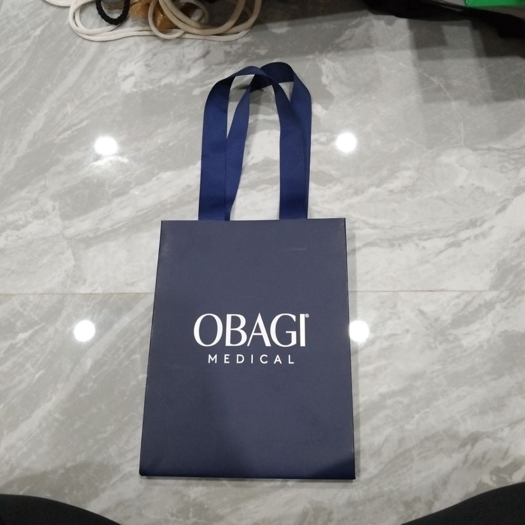 ถุงช้อปปิ้งในภาพคือถุงกระดาษจากแบรนด์ Obagi Medical