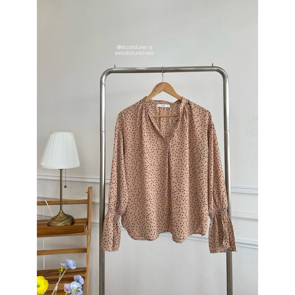 IEDIT เชิ้ตผ้าโพลีเอสเตอร์ สีน้ำตาลจุดดำ แขนระบาย | L(18)-20