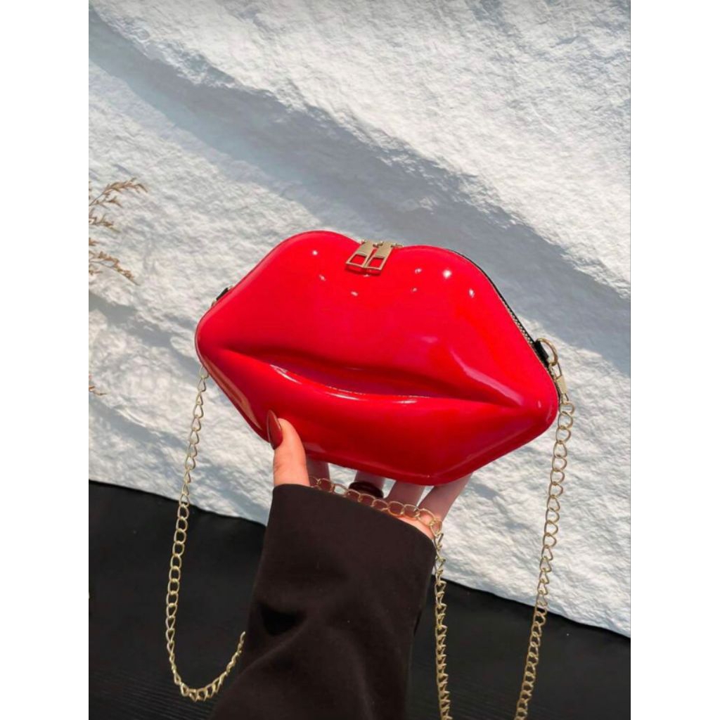 fashionable women's bags.