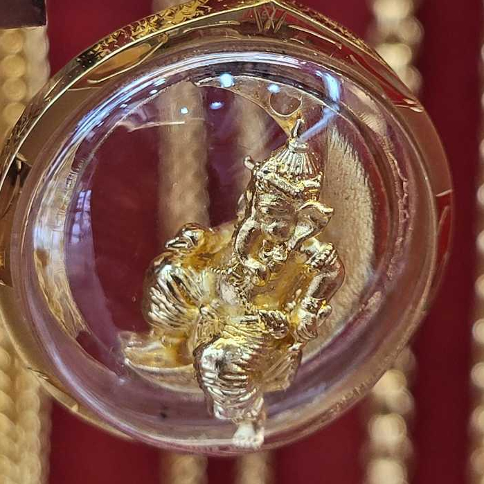 พระพิฆเนศประทับจันทร์ รุ่น รวยรุ่งเรือง มหาเทพแห่งความสำเร็จ กรอบทองแท้75% ปลุกเสกแล้ว
