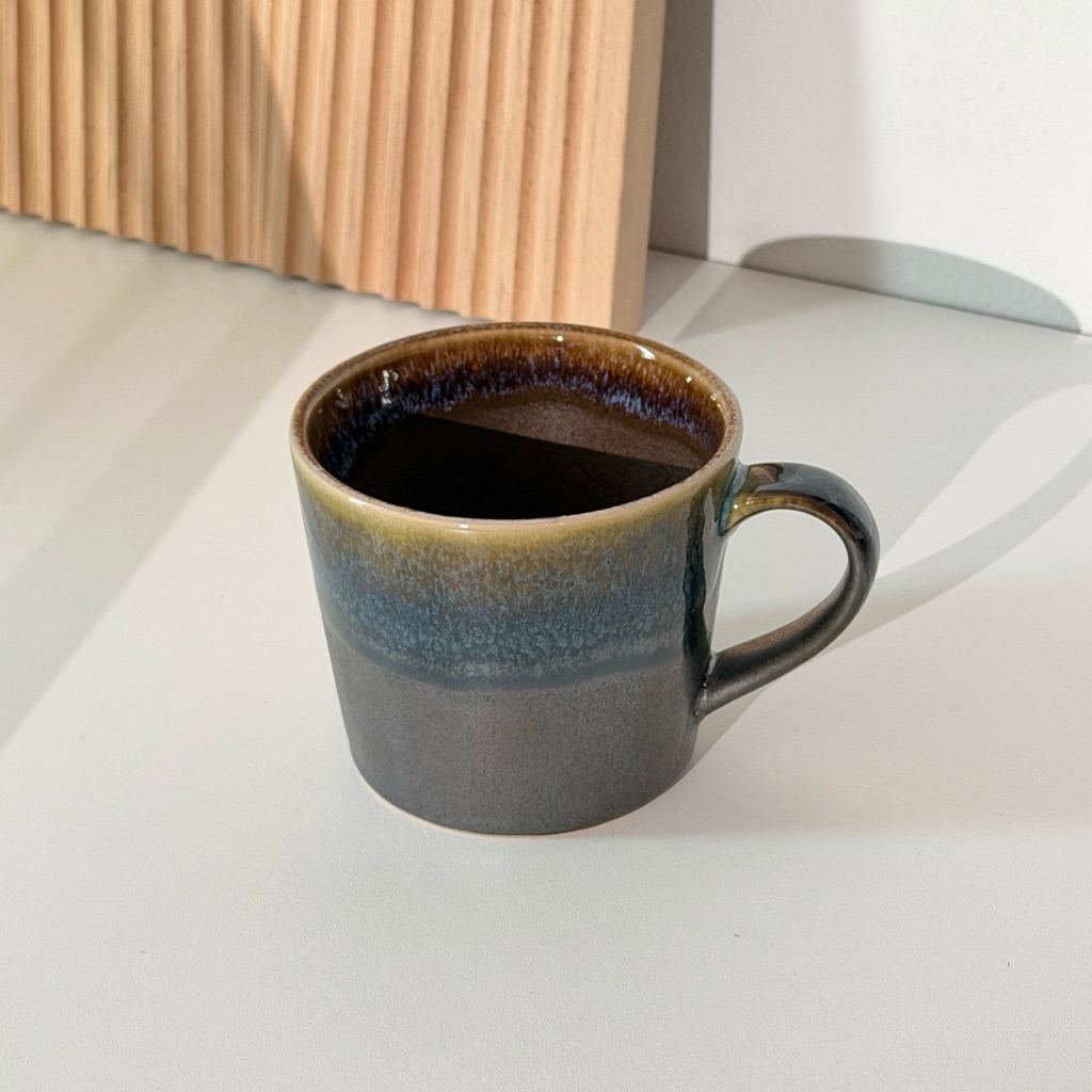 Goodsceramics 🍓แก้วเซรามิก 300ml ผิวสัมผัสเคลือบมันผสมผิวสัมผัสเคลือบเงา ส่วนด้านบนของแก้วเล่นลวดลายสีครามเคลือบมันเงา - รูปที่ 2