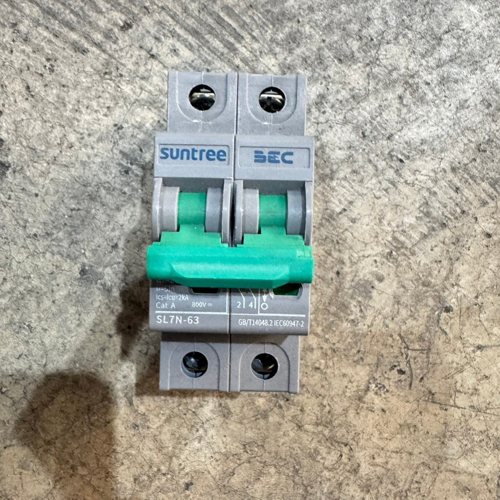 เซอร์กิตเบรกเกอร์ DC รุ่น Suntree SL7N-63 2P 20A 800V เป็นเบรกเกอร์แบบ Non-polarity (ไม่มีขั้ว)