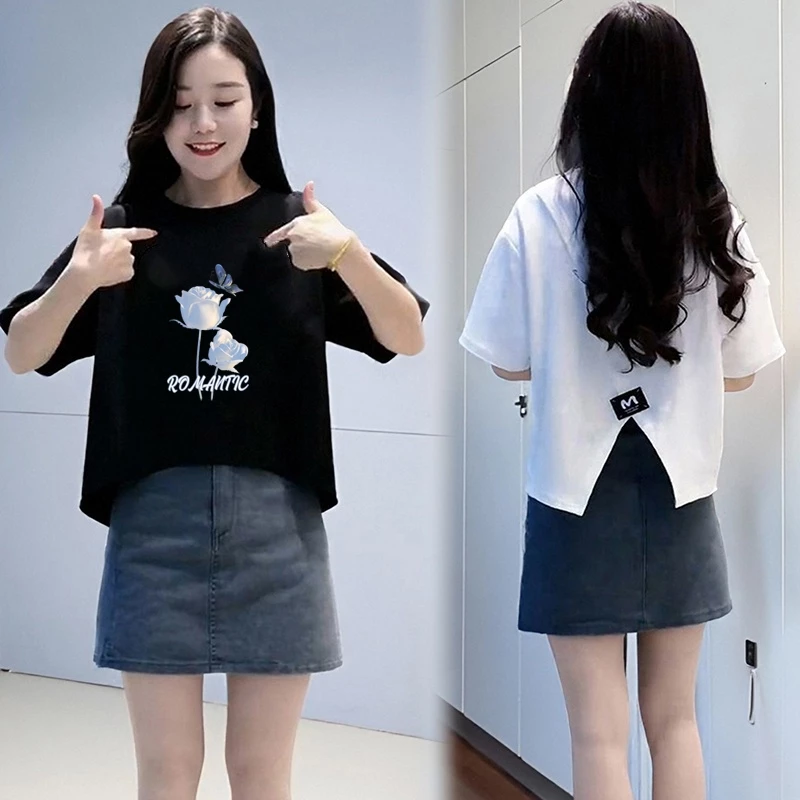 เสื้อครอปสั้นทรงหลวมทันสมัยและใส่ได้หลา Oversize เสื้อยืดแขนสั้นสำหรับผู้หญิง มี slits ด้านหลัง สไตล์ใหม่สำหรับฤดูร้อน