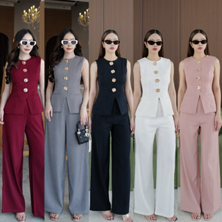 ชุดเชต เสื้อแขนกุดคอกลม แต่งกระดุมด้านหน้าสีทองมีดีเทลคลาสสิ…