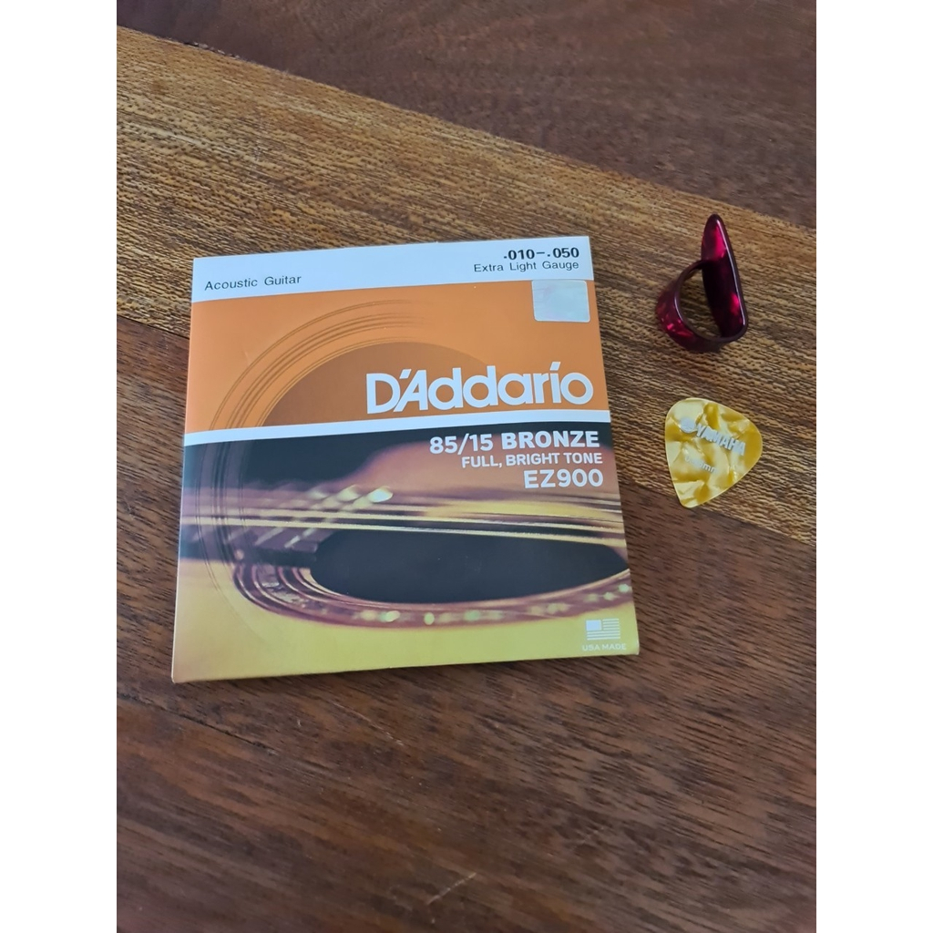 ชุดสายกีตาร์โปร่ง D'Addario EZ900 เบอร์ 10-50 เสียงสดใส ทนทาน แถมฟรีปิ๊กกีต้าร์ 1 ตัว ปิ๊กนิ้ว 1 ตัว