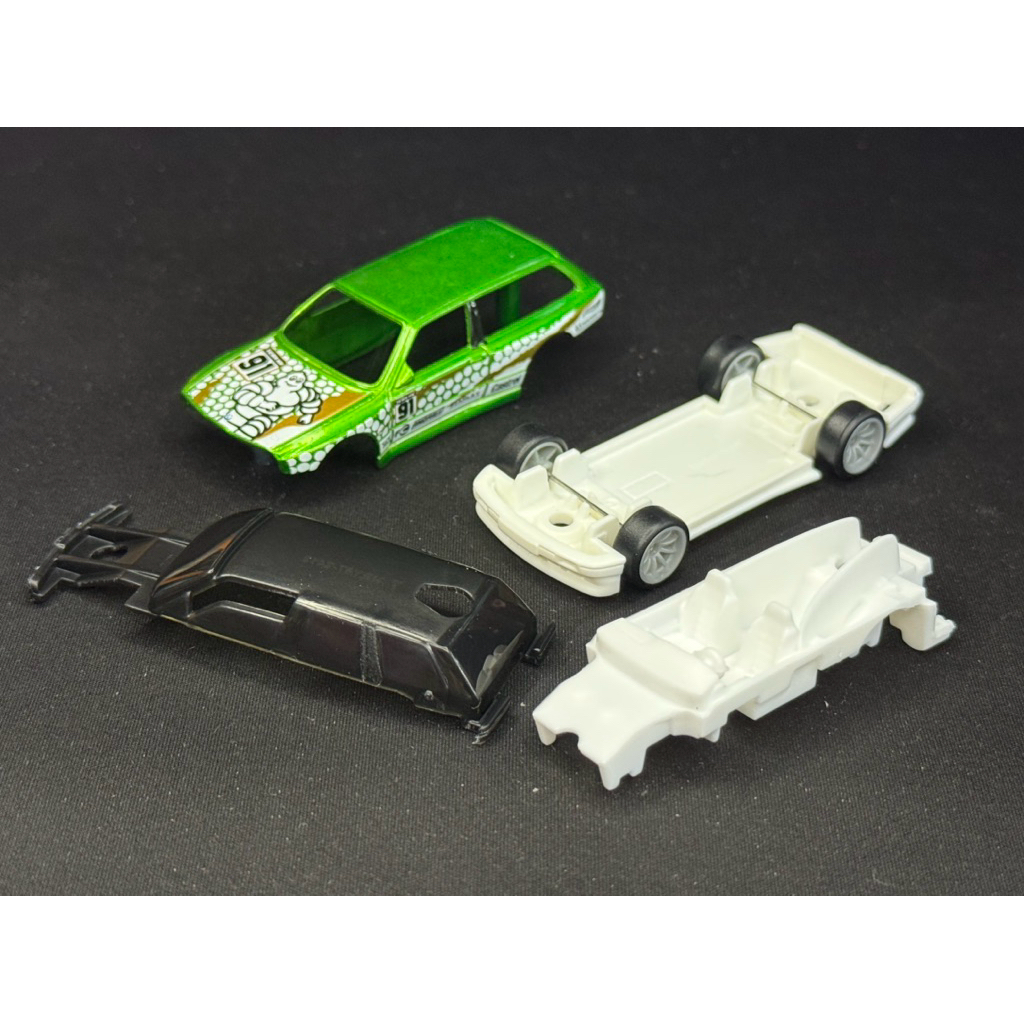 HOTWHEELS BMW M3 Wagon Sth , Loose unrivet. ขนาด 1:64  ไม่ย้ำหมุด สภาพดี  แถมล้อยาง ตามรูป 1 ชุด
