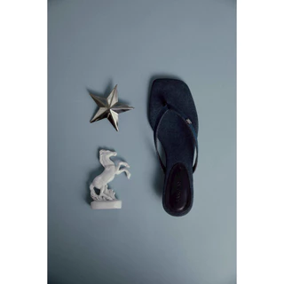 Beverly Heels - รองเท้าแตะคีบส้นเตี้ย สูง 1.5 นิ้ว แต่งโลโก้เงิน SS