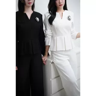 Lawyer Store [5261681] เสื้อคอกลมแขนยาว แต่งชายระบายหางปลา มีเข็มกลัดดอกไม้ เนื้อผ้าตัดสูทอัดกาว อยู่ทรง เสื้อคอปก
