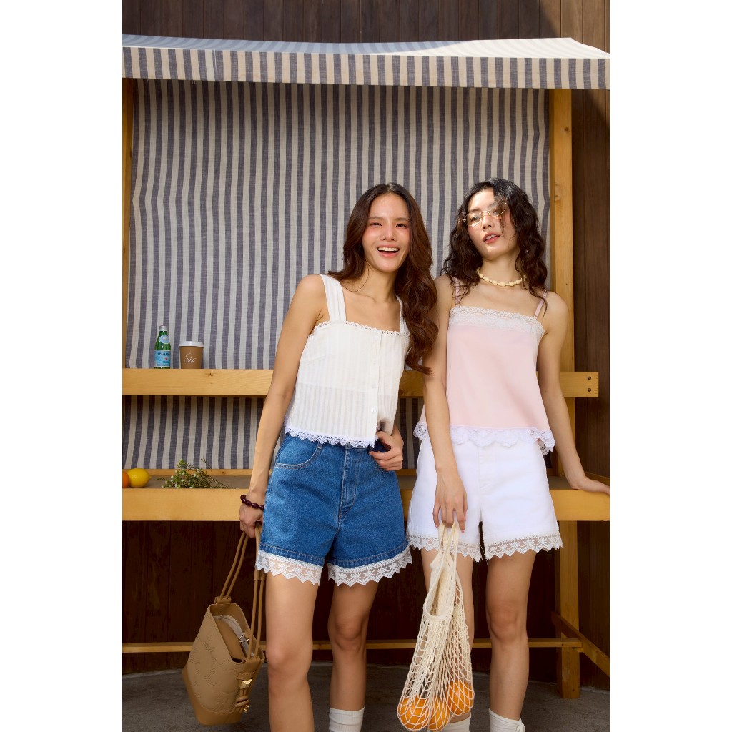 Sis story กางเกงยีนส์ ขาสั้น แต่งลูกไม้ปลายขา เอวสูง Sis 052 Lily lace denim shorts ราคา ถูกที่สุด ดีลบีเคเค แกลเลอรีภาพที่ 4