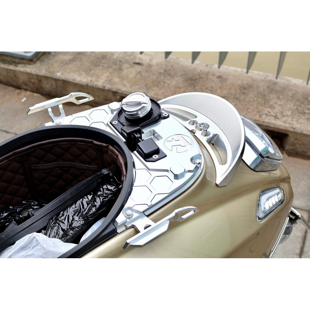 ฝาครอบถังน้ำมัน TR Factory CNC สำหรับ Vespa Sprint & Primavera อลูมิเนียม CNC ครอบถังน้ำมัน เวสป้า