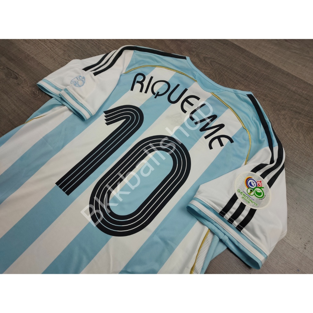 [Retro] – เสื้อฟุตบอล ทีมชาติ อาเจนตินา Home ฟุตบอลโลก ปี 2006 เบอร์ชื่อ 10 RIQUELME 19 MESSI ราคา ถูกที่สุด ดีลบีเคเค แกลเลอรีภาพที่ 2