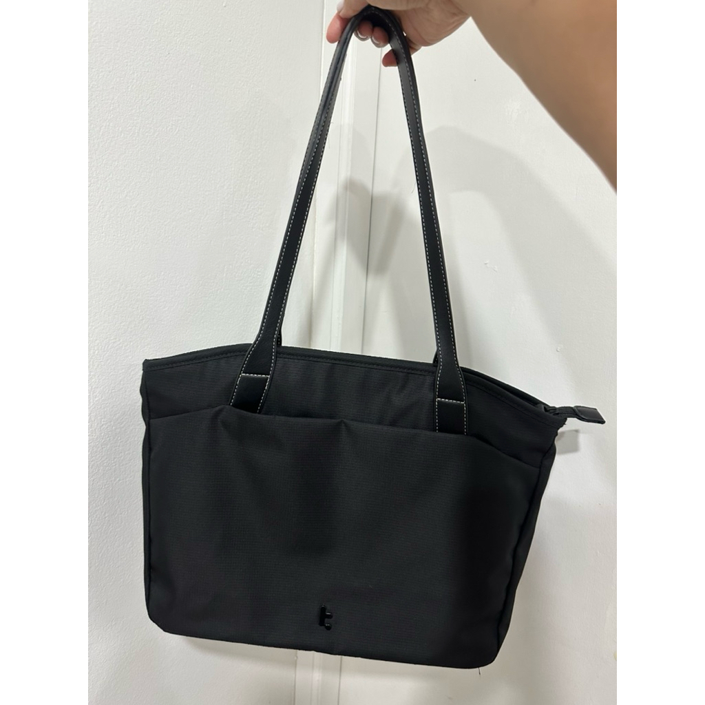 (มือ2) TOMTOC VERSATILE-T23 TIMELESS 14" TOTE BAG กระเป๋าถือ พร้อมช่องสำหรับใส่ MACBOOK / LAPTOP - B