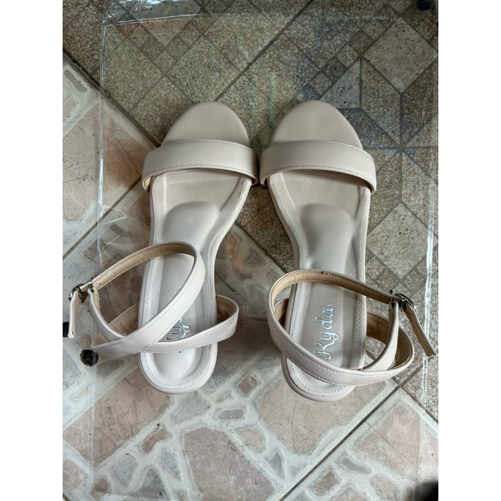 รองเท้ามือสอง รองเท้า Kyda รุ่น Kathy สี beige  สูง 2.75 นิ้ว รองเท้าส้นสูง