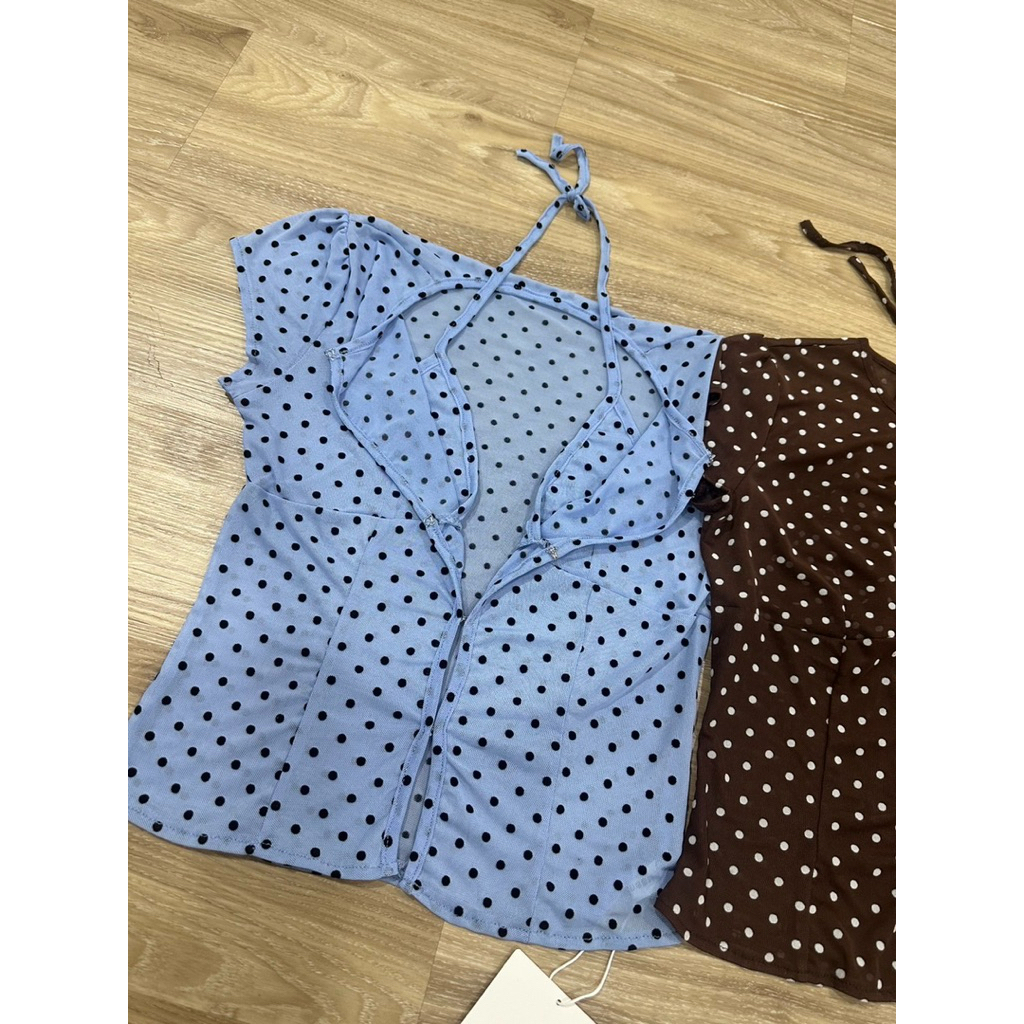 BY IRA (2026-103) Lennor  Top เสื้อยืดแขนสั้น ลายจุด สายคล้องคอ คอวี มีตะขอด้านหน้า เนื้อผ้าใส่สบาย รูปที่ 6