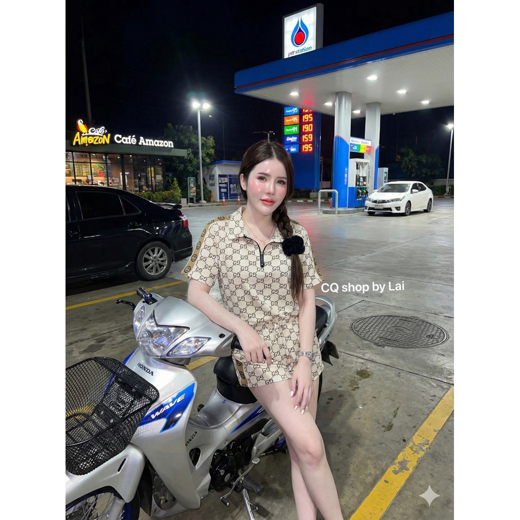 Phapassz- เซตเสื้อแต่งซิปคอปก พร้อมกางเกงขาสั้น มีกระเป๋า2ข้าง แต่งแถบกุชชี่ #Nicha - รูปที่ 2