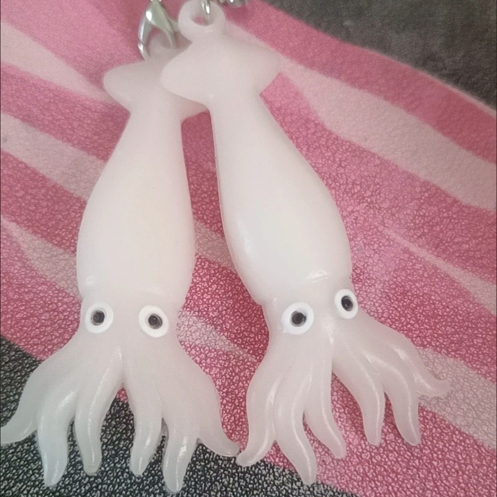 ส่งจากไทย🦑พวงกุญแจ ปลาหมึกเปลี่ยนสีได้ตามแสงยูวี ห้อยกระเป๋า ปลาหมึก น่ารักมาก 46259