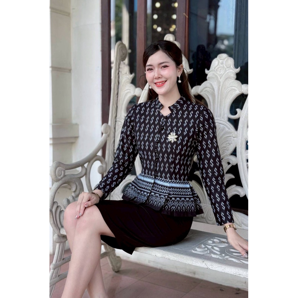 เสื้อแขนยาวสีดำลายตะขอคอจีนชายระบายทรงสวย น่ารัก ไม่อัดกาว