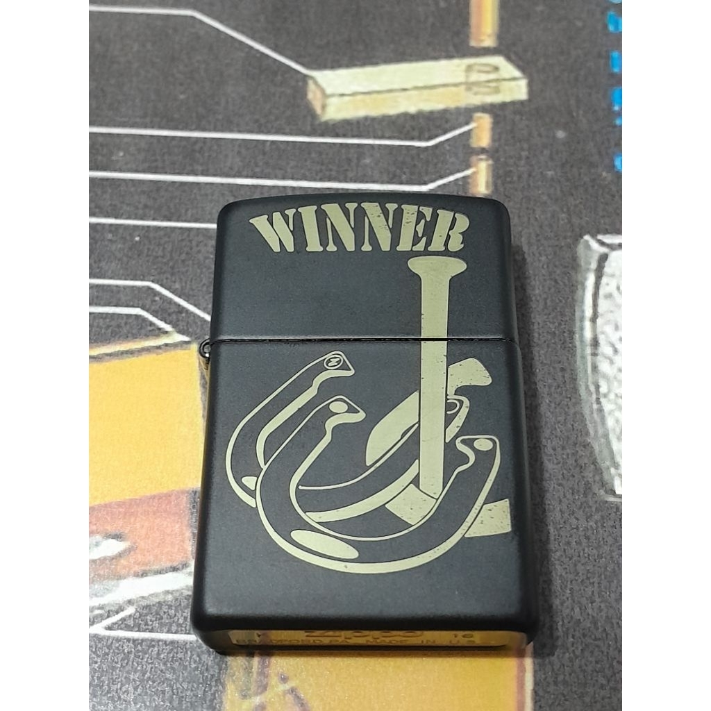 อะไหล่เฉพาะถังนอก zippo ขนาดมาตรฐาน สีดำด้าน ลายแบบเลเซอร์รูปเกือกม้า ของใหม่ไม่ผ่านการใช้งาน รับประ